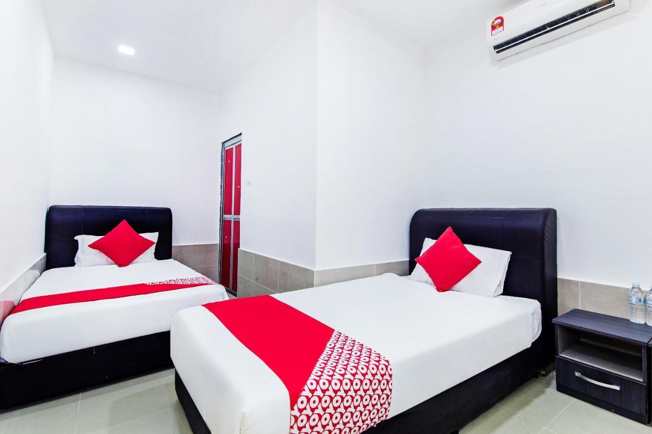 Super Oyo 414 Adiff Palace Hotel Sepang Esterno foto
