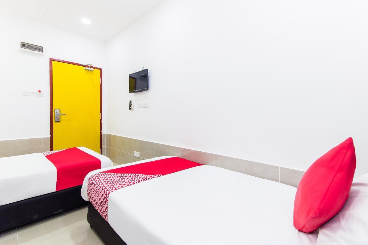 Super Oyo 414 Adiff Palace Hotel Sepang Esterno foto