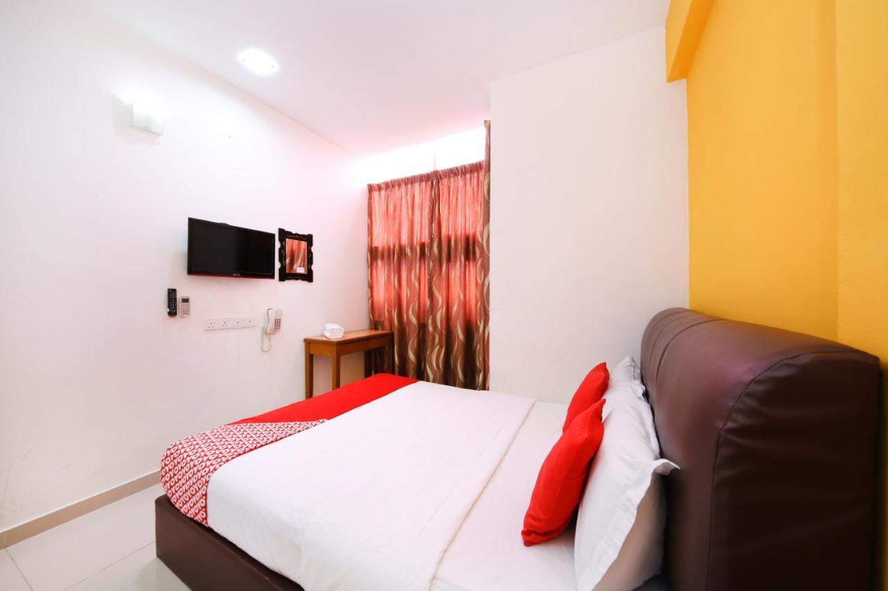 Super Oyo 414 Adiff Palace Hotel Sepang Esterno foto