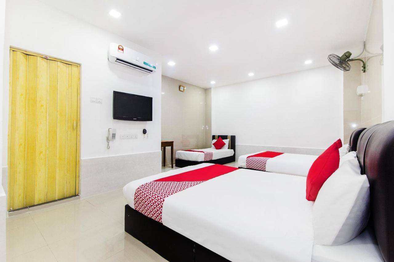 Super Oyo 414 Adiff Palace Hotel Sepang Esterno foto