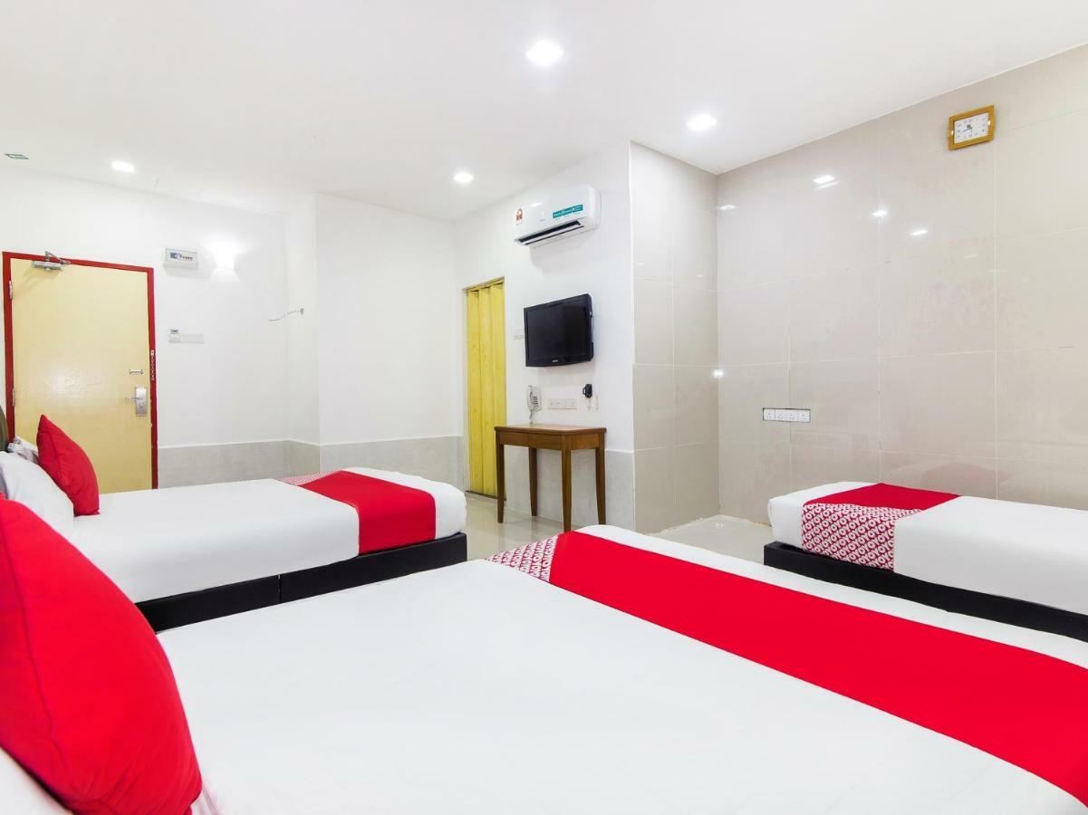 Super Oyo 414 Adiff Palace Hotel Sepang Esterno foto