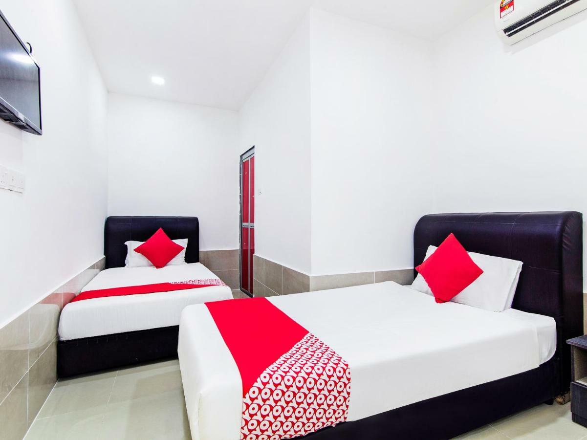 Super Oyo 414 Adiff Palace Hotel Sepang Esterno foto