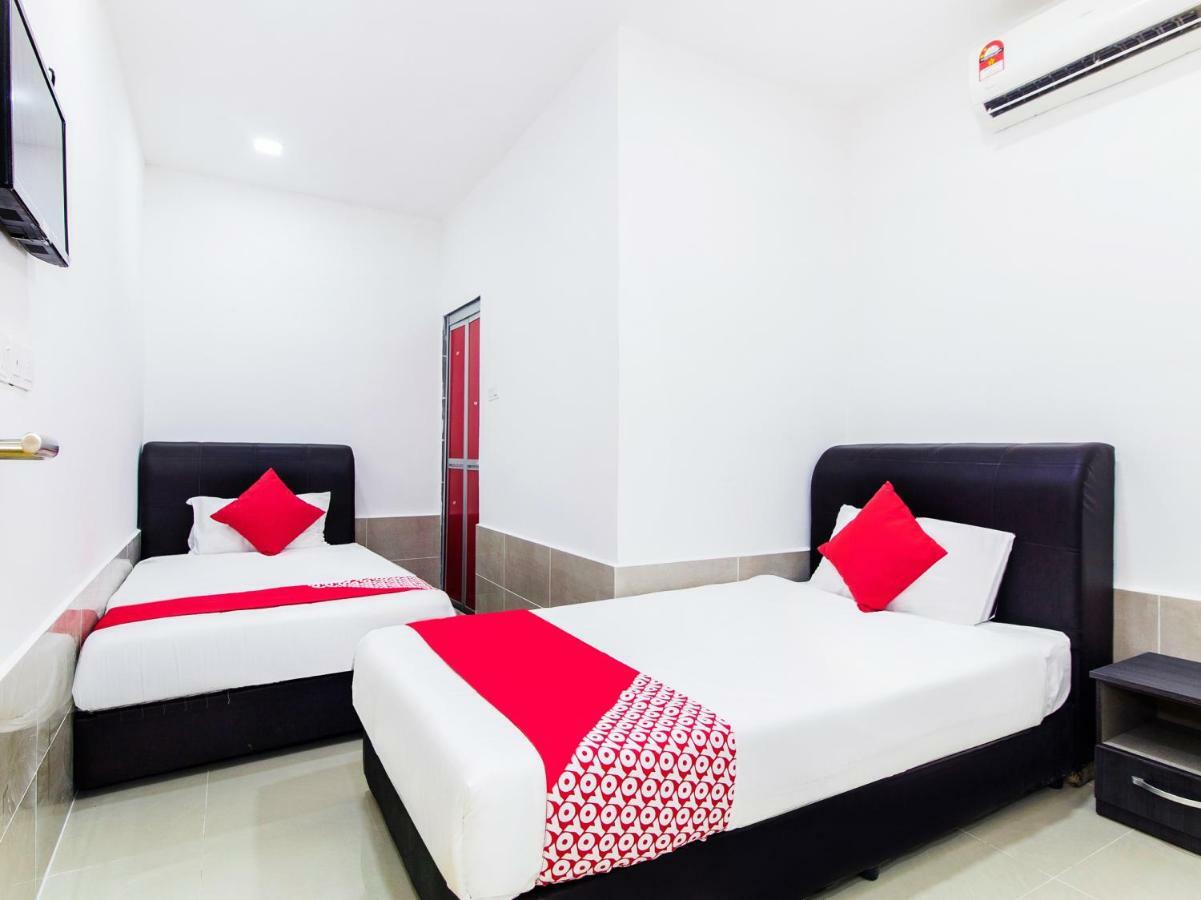 Super Oyo 414 Adiff Palace Hotel Sepang Esterno foto