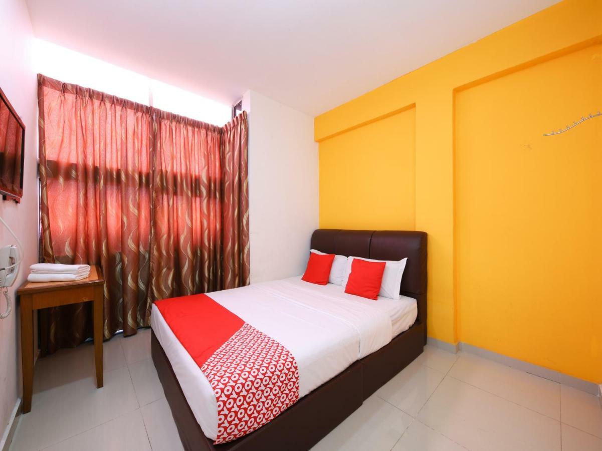 Super Oyo 414 Adiff Palace Hotel Sepang Esterno foto