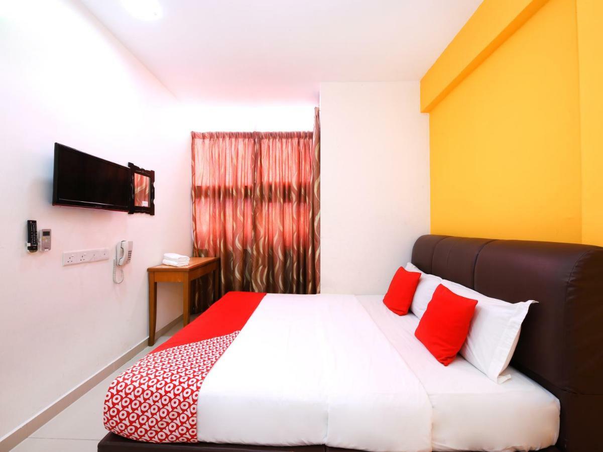 Super Oyo 414 Adiff Palace Hotel Sepang Esterno foto